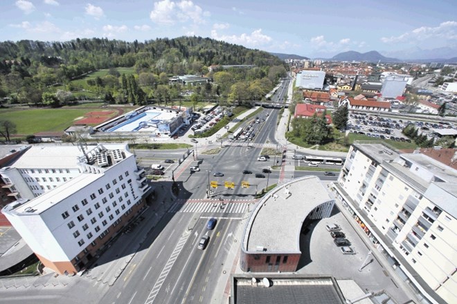 Križišče pri Iliriji je eno prometno najbolj obremenjenih križišč v Ljubljani. A rešitev za prometne zamaške ne more biti...