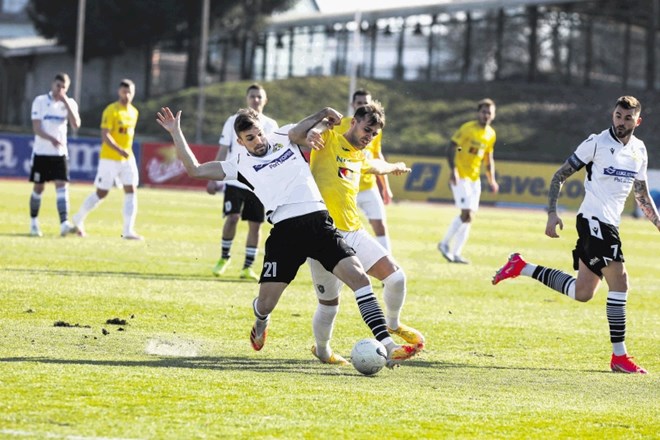 Igralec Brava Mustafa Nukić (v sredini v rumeni majici) je bil s preigravanji in podajami  nerešljiva uganka za  branilca...