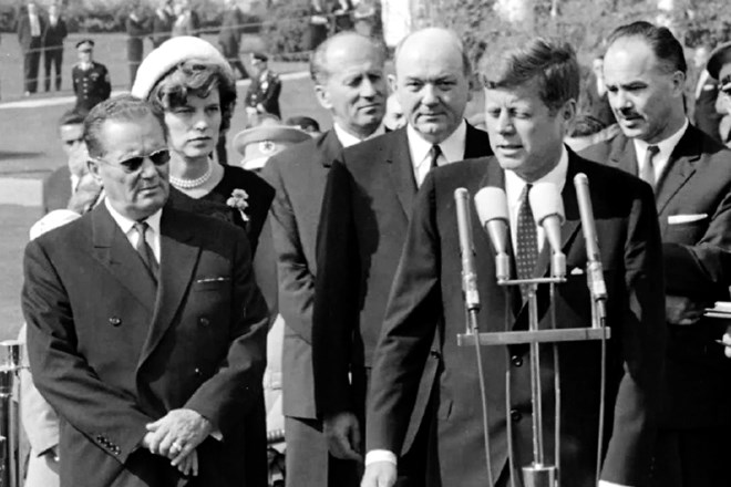 Teorija pravi, da naj bi Josip Broz - Tito leta 1961 J. F. Kennedyju oziroma ZDA za dve milijardi  in  pol dolarjev prodal...