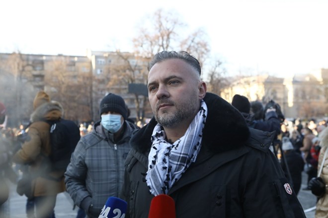 Ljubljančan Anis Ličina naj bi skupini nasilnih protestnikov dajal navodila, kako naj delujejo proti policiji.