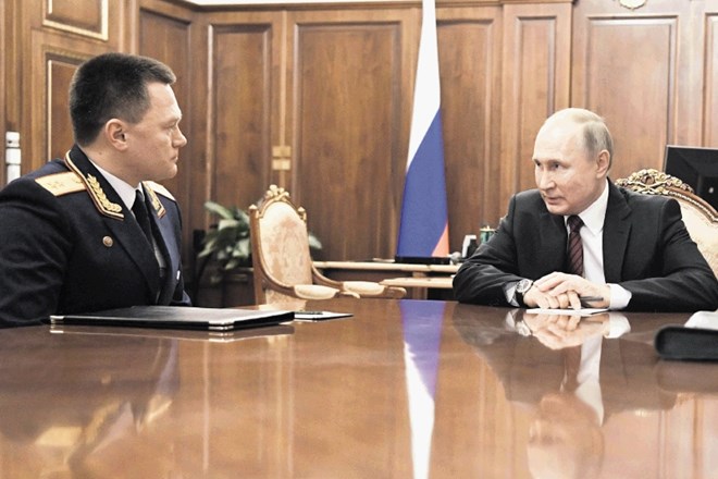 Ruskega generalnega državnega tožilca Igorja Krasnova (na fotografiji na pogovoru s predsednikom Putinom) omenjajo kot eno od...