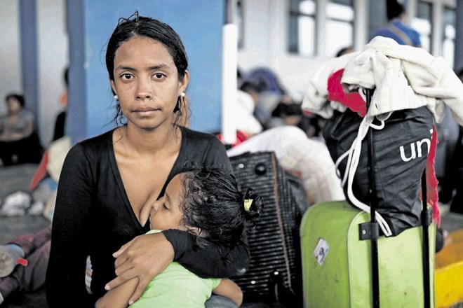 Begunci iz Venezuele v Kolumbijo prihajajo čez porozno mejo.