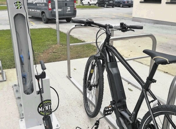 Pri spodbujanju uporabe električnih koles so ključni tudi drugi ukrepi: dobre kolesarske povezave, varne kolesarnice in...