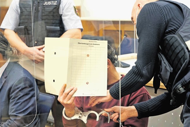 Ejal Al Harib pred izrekom sodbe skriva obraz pred kamerami na sodišču v nemškem Koblenzu.