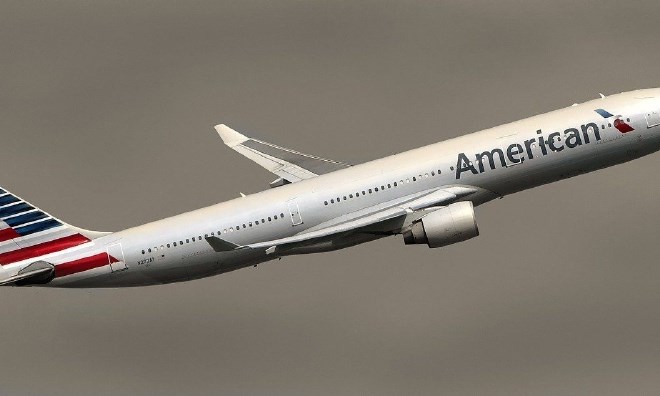 Kaj je preletelo letalo družbe American Airlines ni znano.
