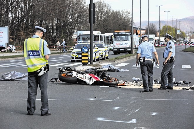 Lani je na naših cestah umrlo 16 motoristov in šest mopedistov.