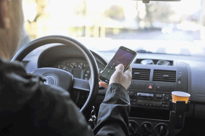Ena od raziskav je pokazala, da  mobilni telefon med vožnjo uporablja kar 75 odstotkov voznikov; vsak tretji pregleduje...