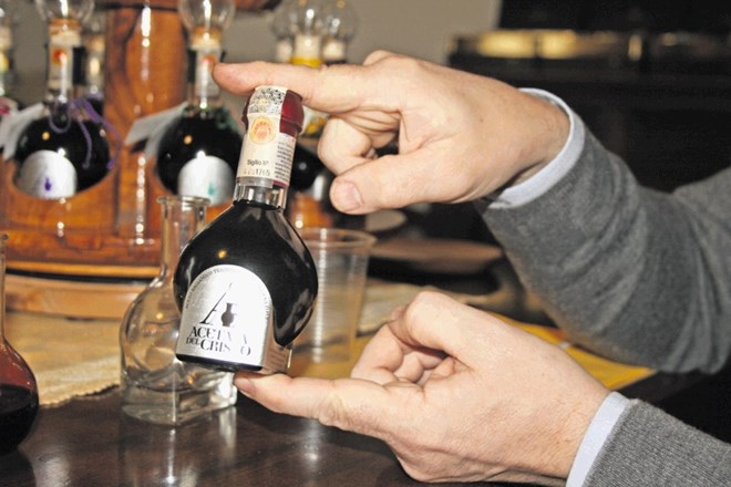 V Modeni tradicionalni balzamični kis ustekleničijo v certificiranih, posebej za to oblikovanih decilitrskih stekleničkah.