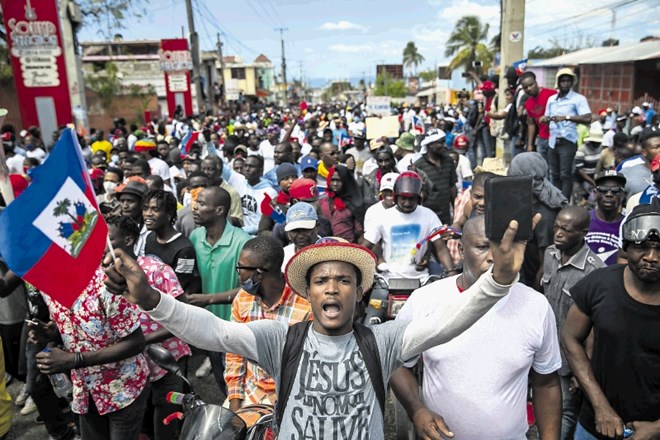Na Haitiju že več dni potekajo protesti z  zahtevo po odstopu predsednika Jovenela Moiseja.