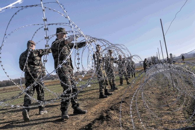 Pred šestimi leti, ob prvem valu migrantov, so takole začeli postavljati ograjo z rezilno žico na hrvaško mejo. Zdaj je je že...