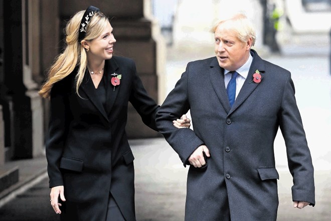 Triintridesetletna Carrie Symonds je precej zahtevna zaročenka britanskega predsednika vlade Borisa Johnsona.