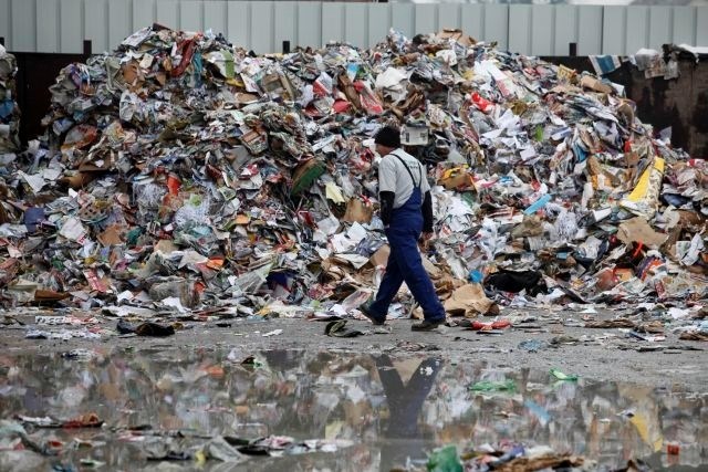 Daleč največ smo lani izvozili odpadne plastike, in sicer več kot 123.000 ton, kar je za trideset odstotkov več kot leta...