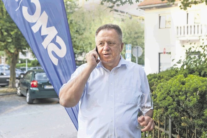 Predsednik SMC Zdravko Počivalšek ima v zadnjem času vse več težav s terenom stranke, ki vse glasneje predlaga volilni...