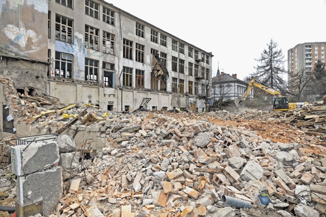 Mestna občina Ljubljana nadaljuje rušenje stavb na območju Roga.
