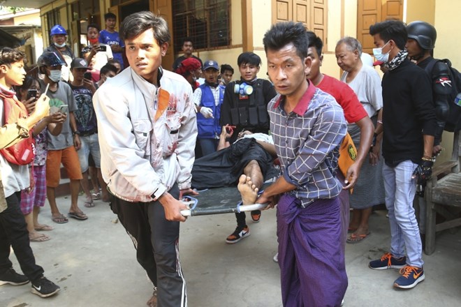 V Mjanmaru znova ubiti protestniki; aretiran novinar nemške dpa