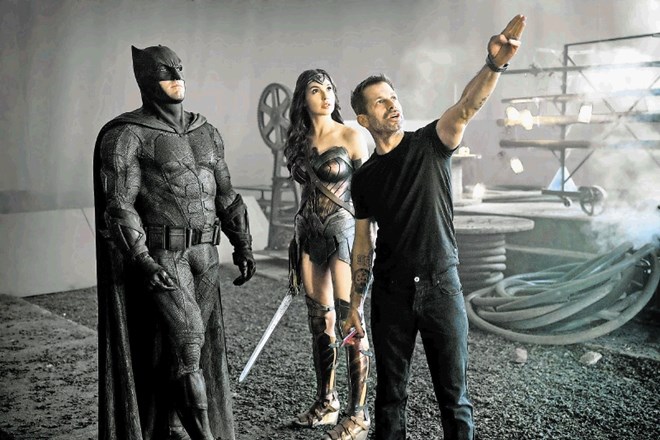 Režiser Zack Snyder se je v zameno za proste roke odpovedal dodatnemu honorarju. Film je posvetil preminuli hčerki.