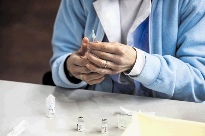Zmeda pri vrstnem redu cepljenja proti covidu