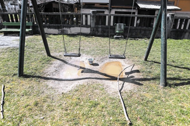 Ker so odstranili igrala na Rojčevi ploščadi, je MOL stanovalce napotil na igrišče v Rojčevi ulici, kjer je manjše otroško...