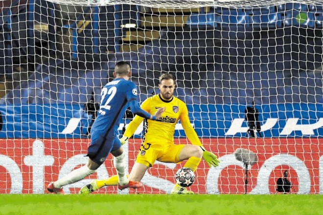 Slovenski vratar Jan Oblak je na dveh tekmah proti Chelseaju pobral tri žoge iz svoje mreže.