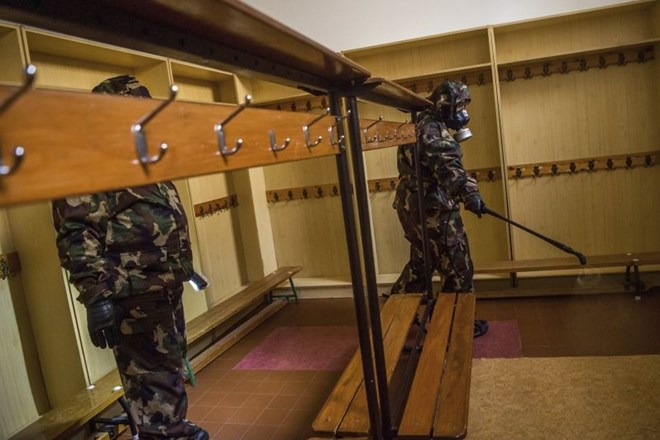 Madžarski vojaki dezinficirajo garderobo nekega vrtca v Budimpešti.