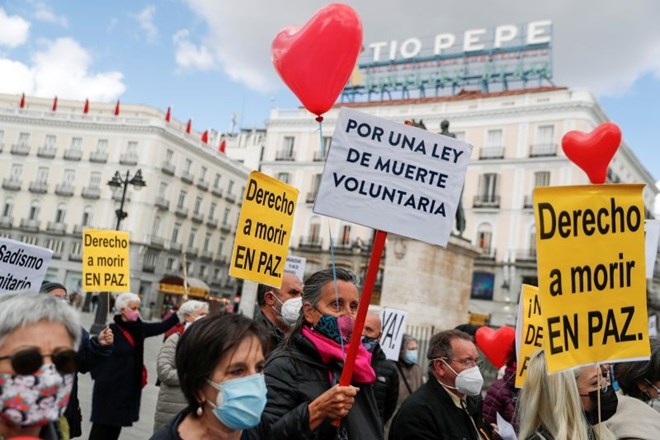 Podporniki zakona, ki po novem v Španiji legalizira evtanazijo.