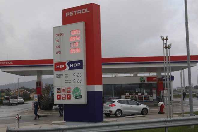 Skupina Petrol je lani predvsem zaradi slabše maloprodaje prodala tri milijone ton proizvodov iz nafte oziroma 19 odstotkov...