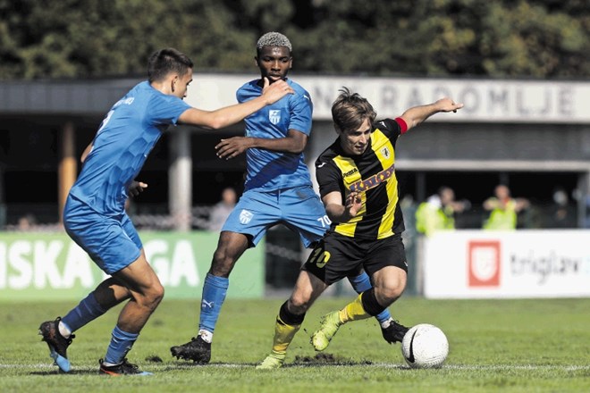 Nogometaši Radomelj (v črno-rumenih dresih) so prvi favoriti za napredovanje v prvo ligo.