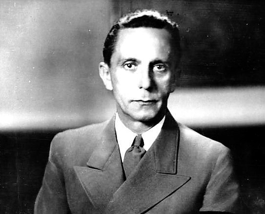 Joseph Goebbels naj bi na londonski konferenci leta 1939  organizatorje   prepričal, da se uveljavi frekvenca  440.