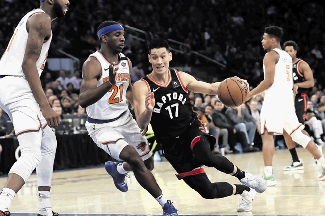 Jeremy Lin (z žogo) od leta 2019, ko je bil prvak s Torontom, v NBA ni več igral.