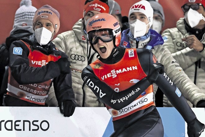 Po nordijskem svetovnem prvenstvu v Oberstdorfu je Karl Geiger na zaključni slovesnosti planiškim predstavnikom predal...