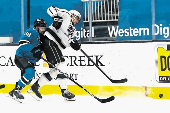 Anže Kopitar (v belem dresu) je zadovoljen z razpletom sezone v ligi NHL.