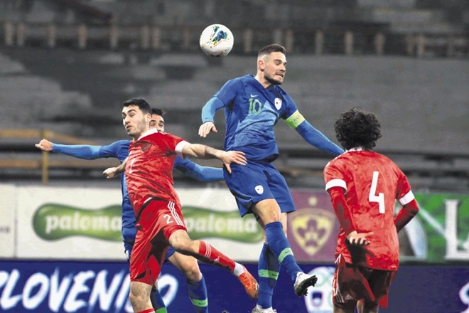 Kapetan Slovenije Timi Max Elšnik (z žogo) se je pred začetkom evropskega prvenstva razveselil podpore članske...
