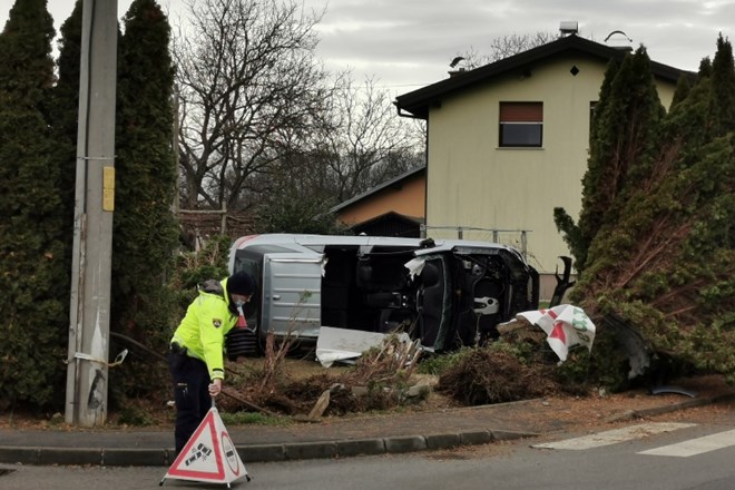 Fotografija prometne nesreče sodnika Miroslava Pliberška, ki je mrtvo pijan sedel za volan osebnega avtomobila.