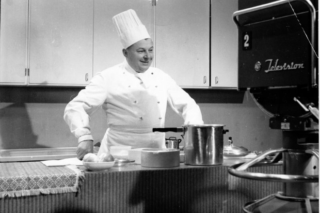 Vedno nasmejan kuharski mojster Ivan Ivačič med snemanjem ene od njegovih TV-oddaj v živo.