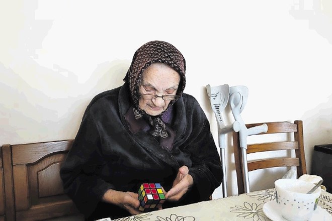Ana Halapa z lahkoto sestavi Rubikovo kocko.