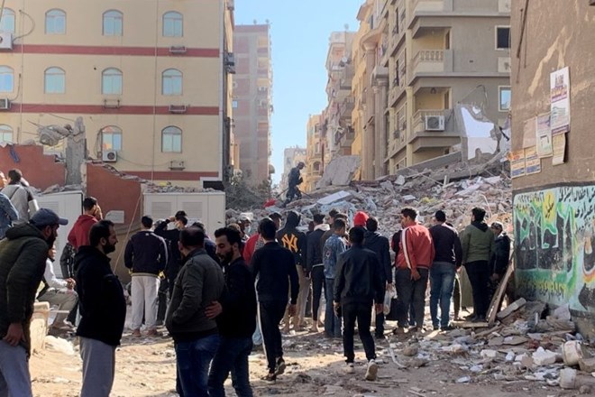 Več mrtvih v zrušenju stanovanjske stavbe v Kairu