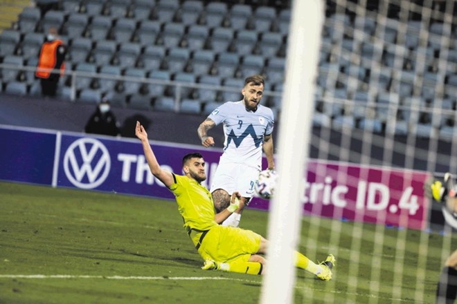 Slovenska reprezentanca do 21 let (na sliki v modro-belem Žan Medved) se lahko z zmago proti Italiji prebije v četrtfinale...