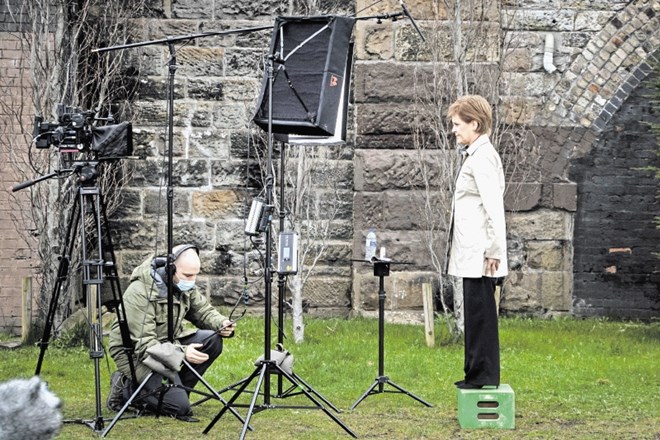 Škotska premierka Nicola Sturgeon govori pred kamerami ob začetku kampanje pred majskimi volitvami.