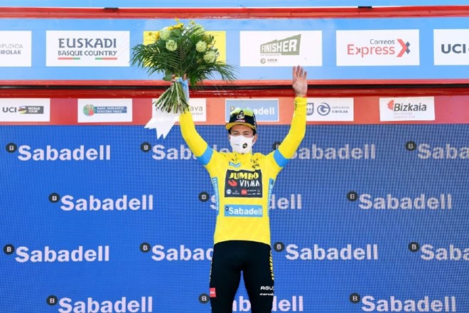 Primož Roglič je v zadnjih kilometrih uspel ubraniti rumeno majico vodilnega na dirki po Baskiji.