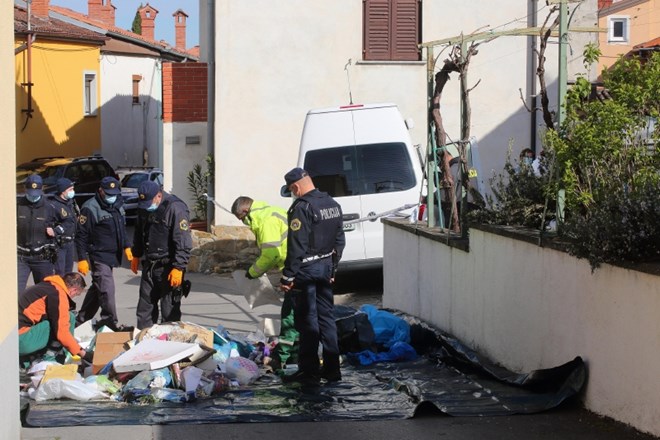 Tako so danes dopoldne policisti in zaposleni v koprski komunali brskali po smeteh iz zabojnika pred hišo, v kateri se je...