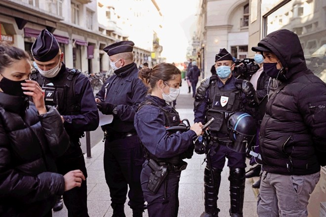 Policisti popisujejo protestnike v bližini Palais Vivienne, prireditvenega prostora, ki je bil po poročanju francoskih...