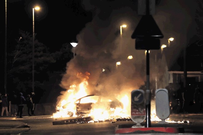 Vozilo v Londonderryju gori med protesti in nasiljem, ki je izbruhnilo na več mestih v Severni Irski.