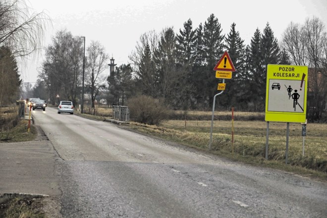 Vse ponudbe za obnovo ceste v Črni vasi so bile previsoke.