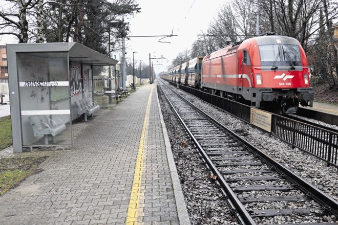 V okviru posodobitve železniške proge do Brezovice bo temeljito prenovljeno tudi postajališče Tivoli, ki bo dobilo dvigala....