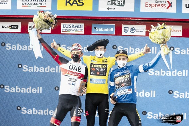 Najboljši trije na letošnji dirki po Baskiji (z leve): tretjeuvrščeni Slovenec Tadej Pogačar, zmagovalec in njegov rojak...