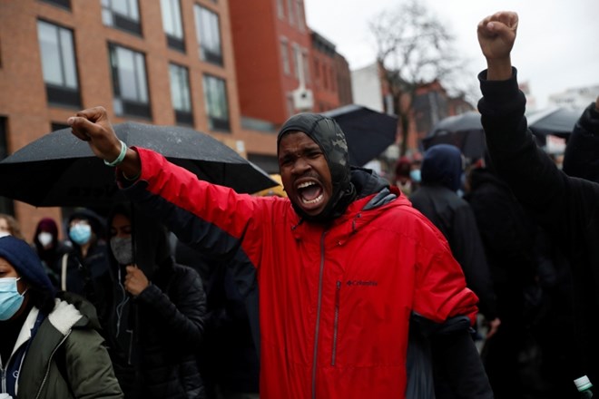 Tragedija je povzročila nove nasilne proteste v Minneapolisu in okolici. (Foto: Reuters)