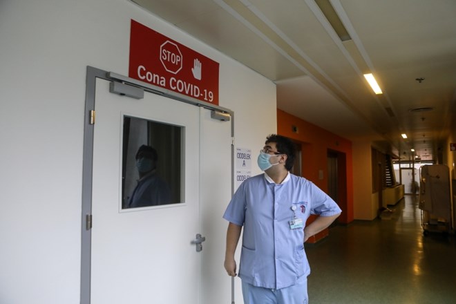 Število potrjenih okužb z novim koronavirusom  je ponovno preseglo število tisoč.