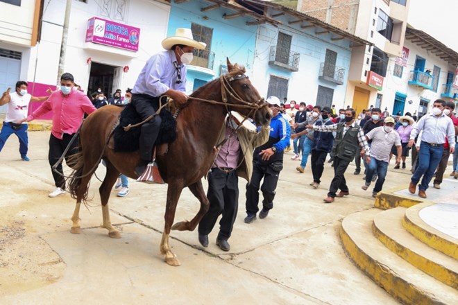 Pedro Castillo na konju.