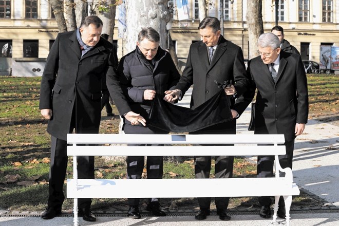 Pred letom in pol so vsi trije člani predsedstva BiH s predsednikom Borutom Pahorjem odkrili klopico slovensko-bosanskega...
