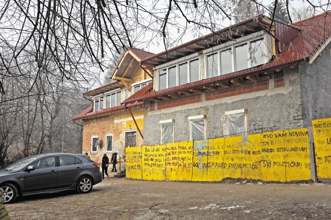 Gradbena inšpekcija od lastnika stavb na Drenikovem vrhu Jožeta Drofenika zahteva, da do letošnjega avgusta odstrani...